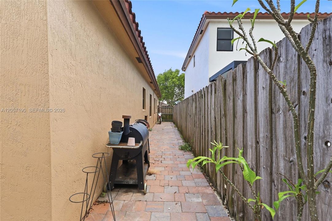 En Venta: $675,000 (3 camas, 3 baños, 1906 Pies cuadrados)