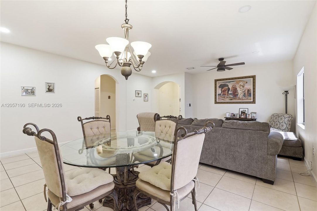 En Venta: $675,000 (3 camas, 3 baños, 1906 Pies cuadrados)