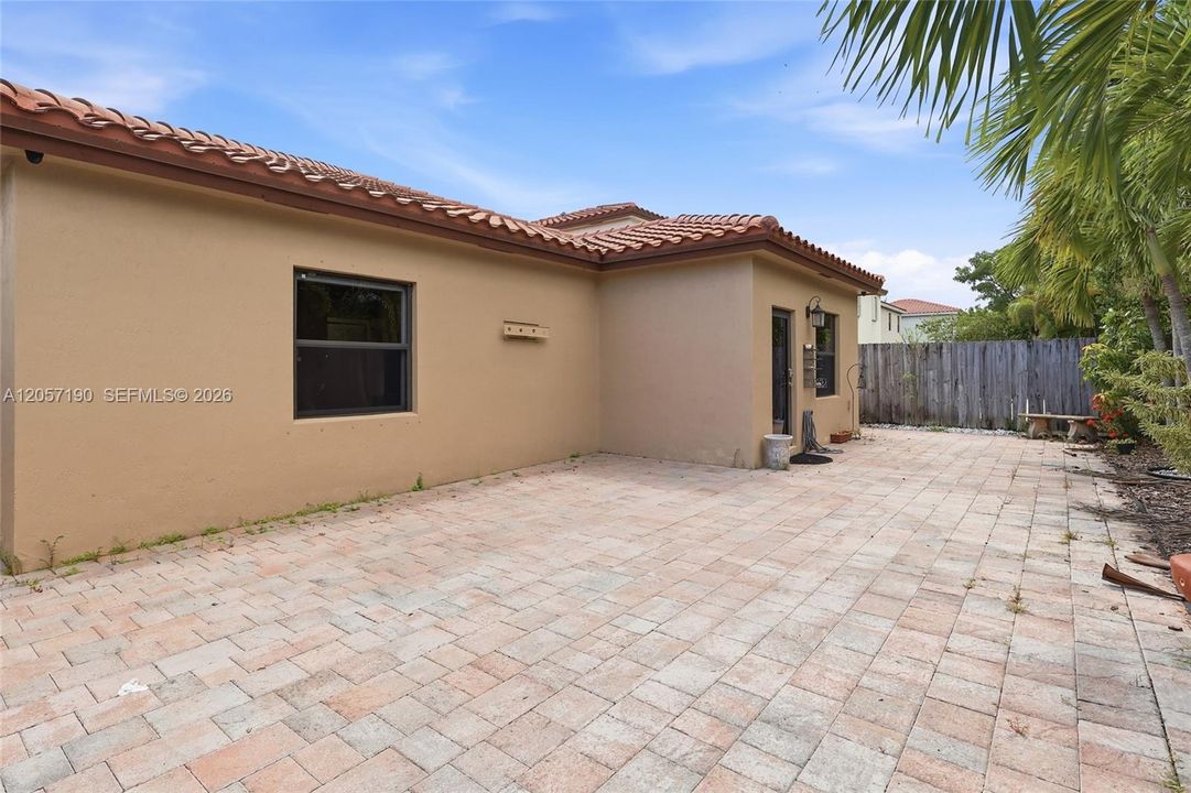 En Venta: $675,000 (3 camas, 3 baños, 1906 Pies cuadrados)