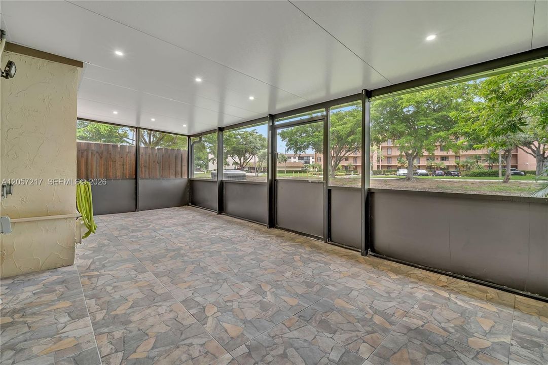 For Rent: $2,450 (2 beds, 2 baths, 1006 Square Feet)