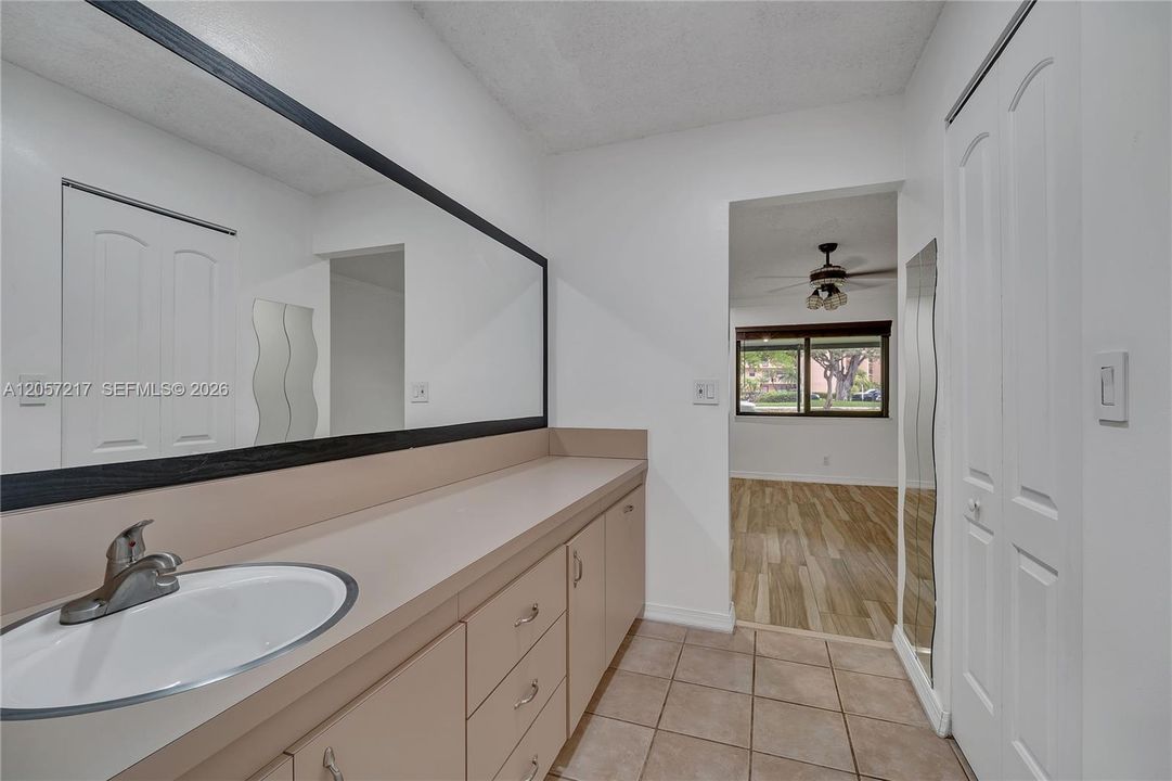 For Rent: $2,450 (2 beds, 2 baths, 1006 Square Feet)