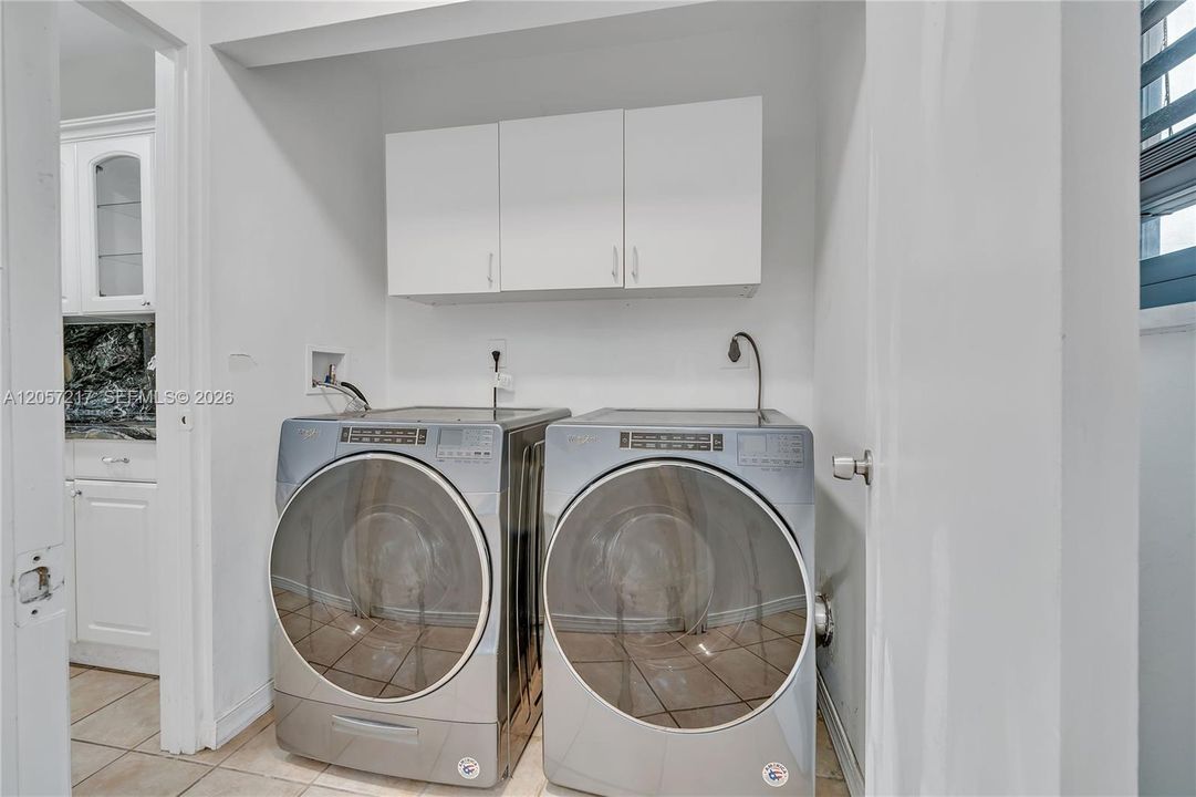 For Rent: $2,450 (2 beds, 2 baths, 1006 Square Feet)