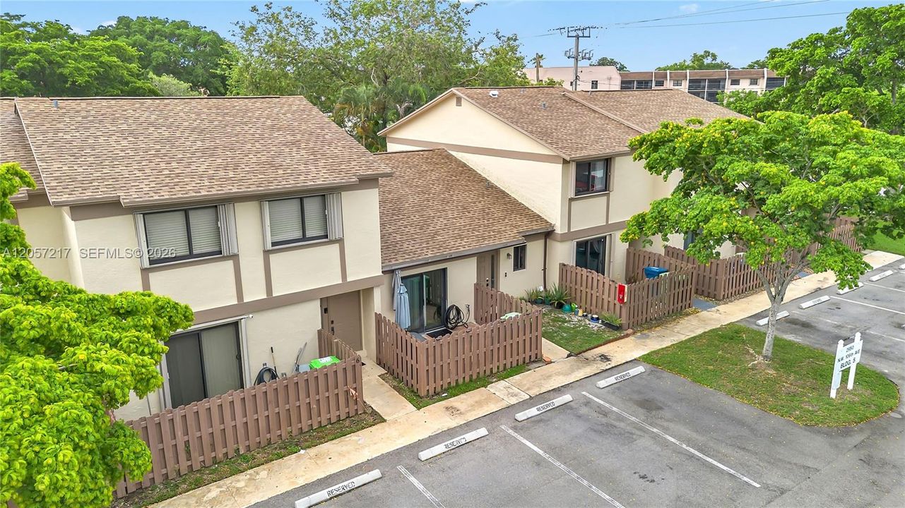 For Rent: $2,450 (2 beds, 2 baths, 1006 Square Feet)