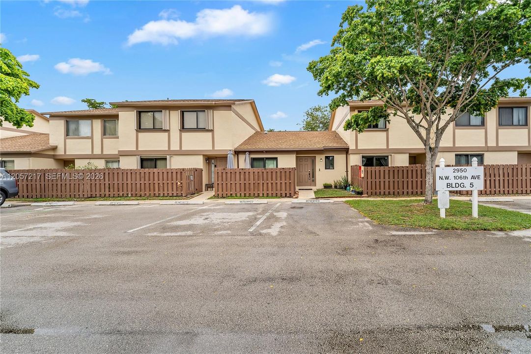 For Rent: $2,450 (2 beds, 2 baths, 1006 Square Feet)