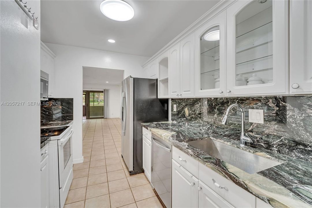 For Rent: $2,450 (2 beds, 2 baths, 1006 Square Feet)