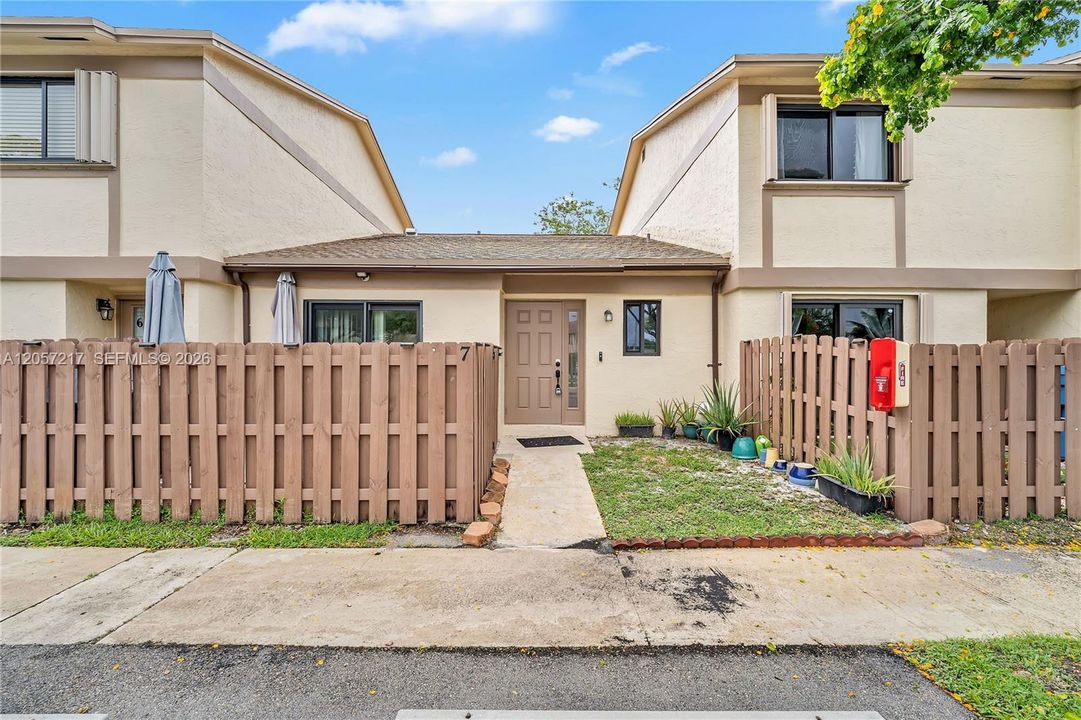 For Rent: $2,450 (2 beds, 2 baths, 1006 Square Feet)