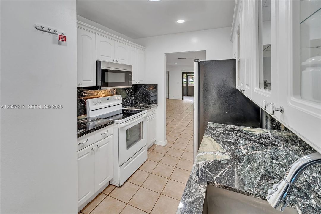 For Rent: $2,450 (2 beds, 2 baths, 1006 Square Feet)