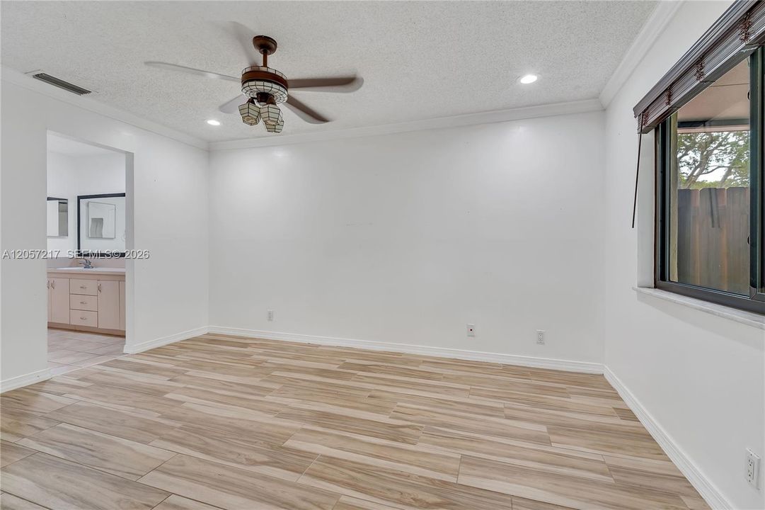 For Rent: $2,450 (2 beds, 2 baths, 1006 Square Feet)