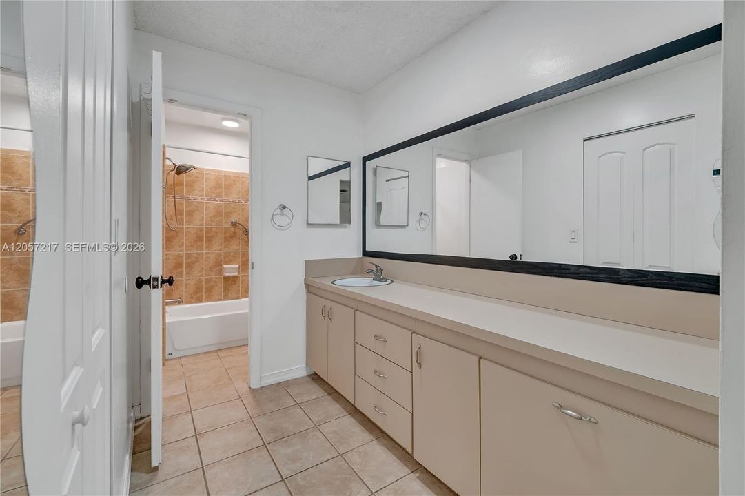 For Rent: $2,450 (2 beds, 2 baths, 1006 Square Feet)