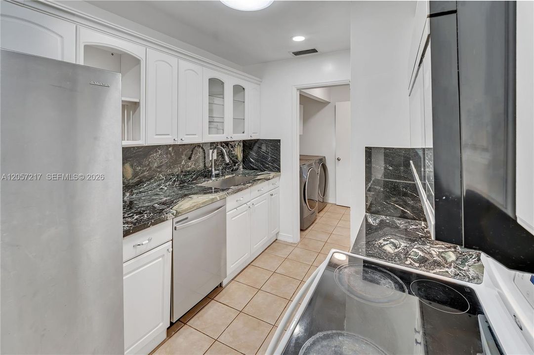 For Rent: $2,450 (2 beds, 2 baths, 1006 Square Feet)