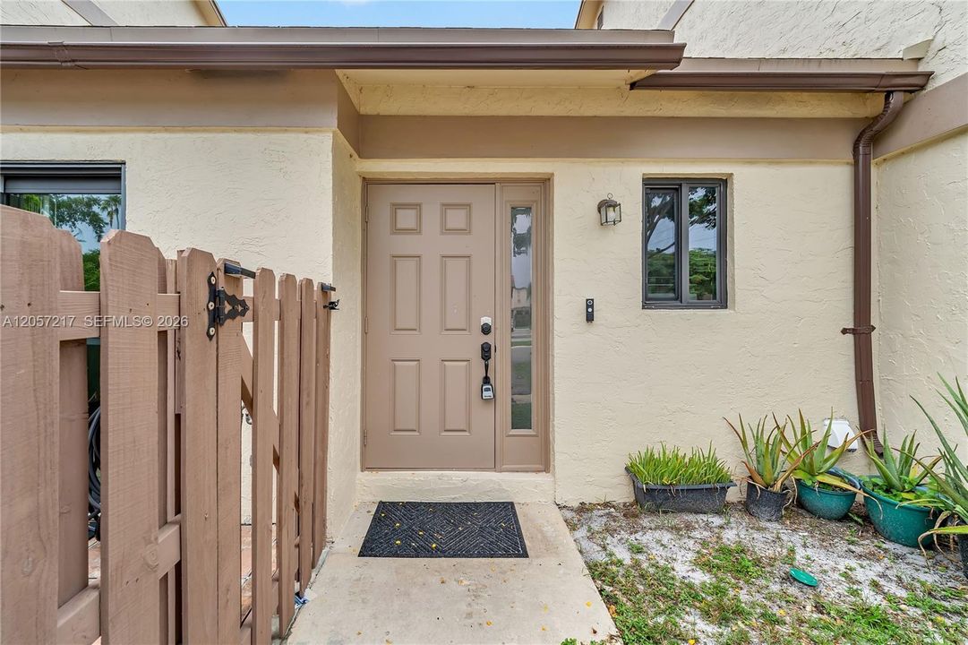 For Rent: $2,450 (2 beds, 2 baths, 1006 Square Feet)