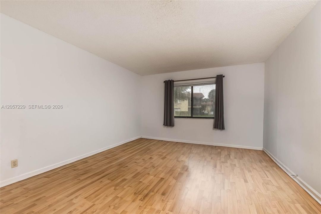 For Sale: $300,000 (2 beds, 2 baths, 1256 Square Feet)