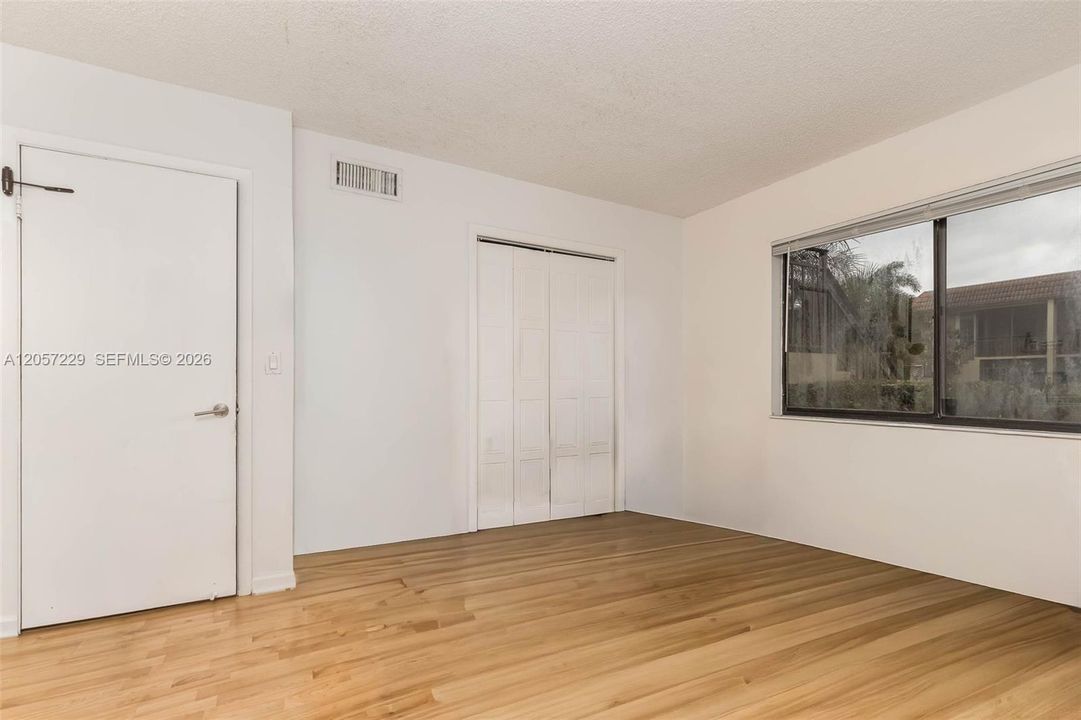 For Sale: $300,000 (2 beds, 2 baths, 1256 Square Feet)