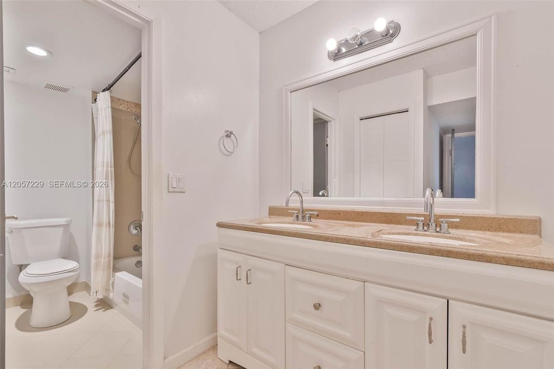 For Sale: $300,000 (2 beds, 2 baths, 1256 Square Feet)
