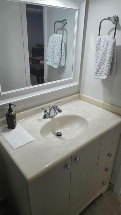 For Rent: $2,400 (2 beds, 2 baths, 1048 Square Feet)