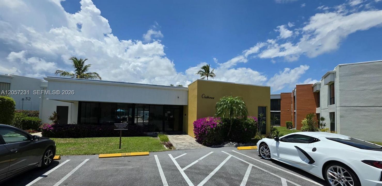 For Rent: $2,400 (2 beds, 2 baths, 1048 Square Feet)