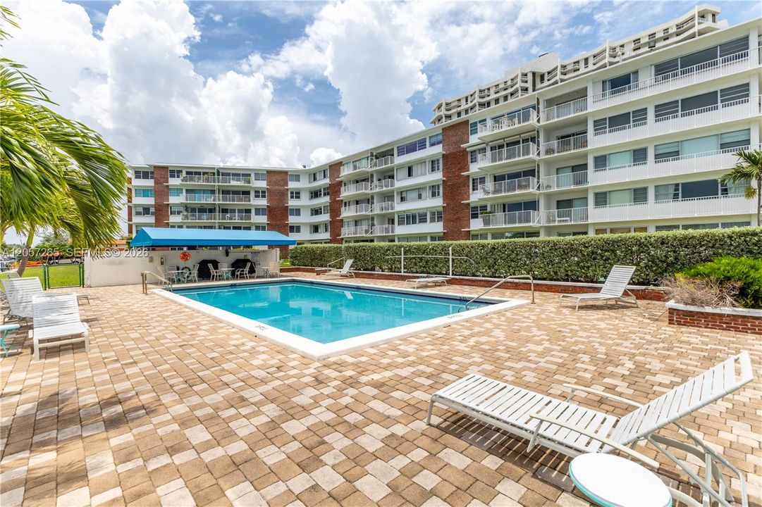 На продажу: $399,900 (2 спален, 2 ванн, 1093 Квадратных фут)