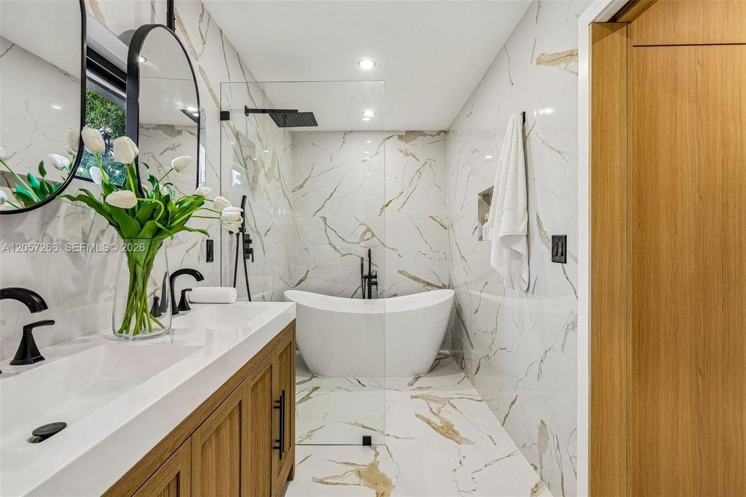 En Venta: $2,500,000 (4 camas, 4 baños, 2489 Pies cuadrados)