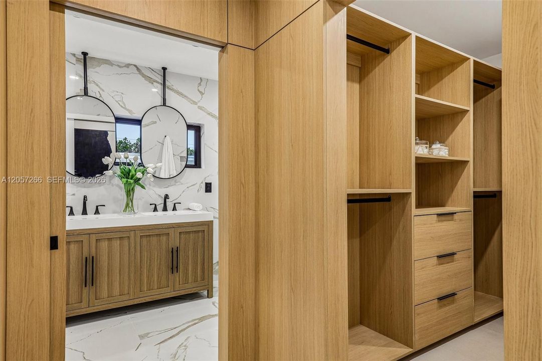 En Venta: $2,500,000 (4 camas, 4 baños, 2489 Pies cuadrados)