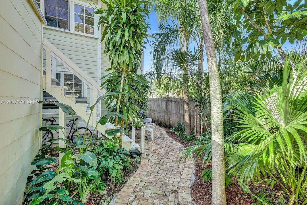 For Rent: $1,975 (2 beds, 1 baths, 670 Square Feet)