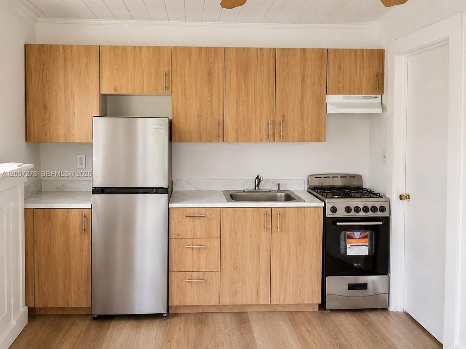 For Rent: $1,975 (2 beds, 1 baths, 670 Square Feet)