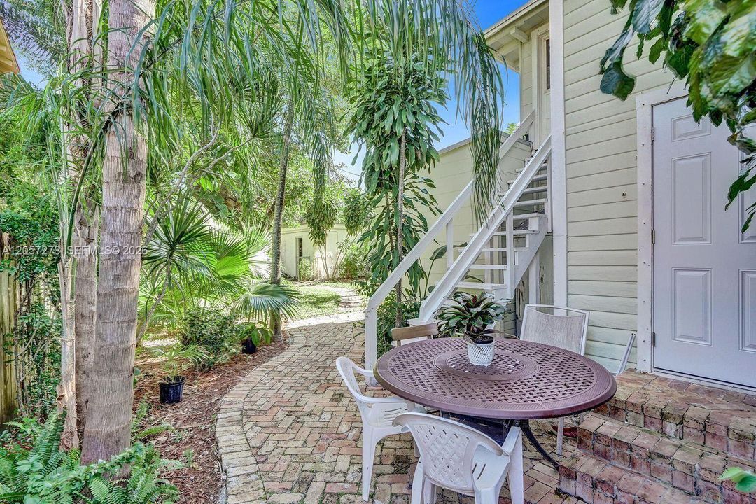 For Rent: $1,975 (2 beds, 1 baths, 670 Square Feet)