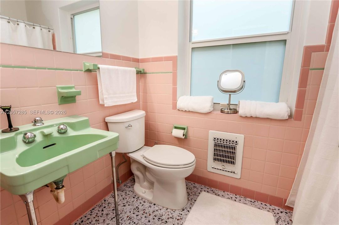 En Venta: $649,000 (2 camas, 2 baños, 1249 Pies cuadrados)