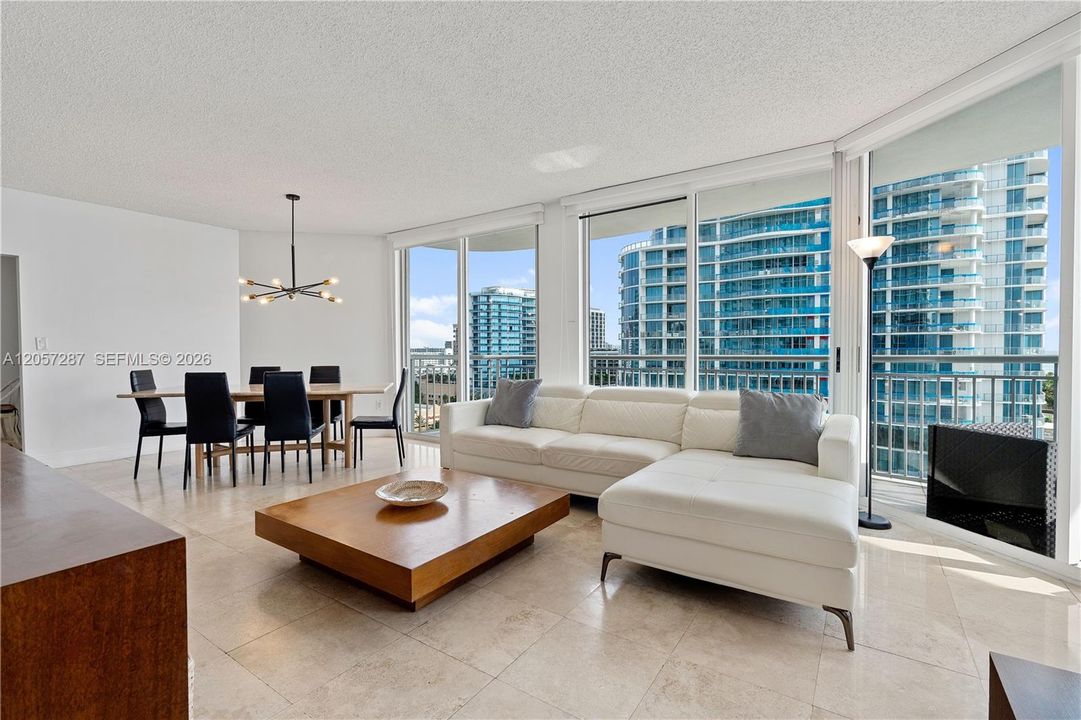 En Venta: $839,000 (3 camas, 3 baños, 1860 Pies cuadrados)