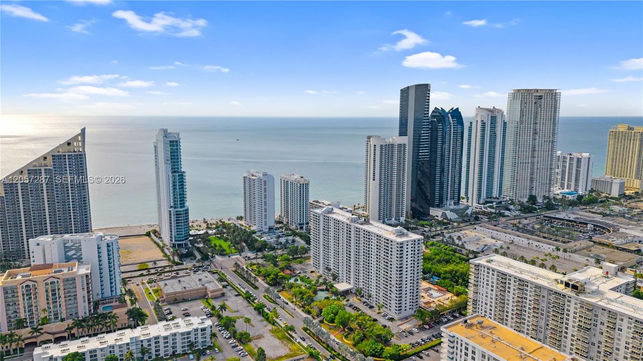 En Venta: $839,000 (3 camas, 3 baños, 1860 Pies cuadrados)