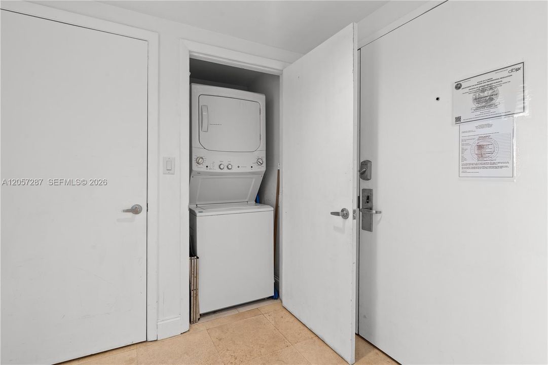 En Venta: $839,000 (3 camas, 3 baños, 1860 Pies cuadrados)