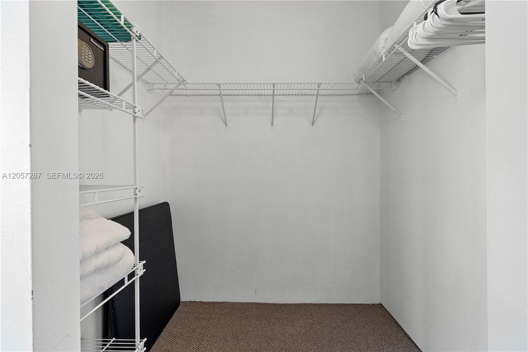 En Venta: $839,000 (3 camas, 3 baños, 1860 Pies cuadrados)