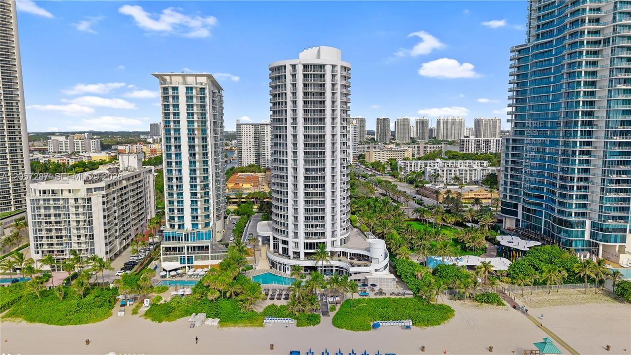 En Venta: $839,000 (3 camas, 3 baños, 1860 Pies cuadrados)