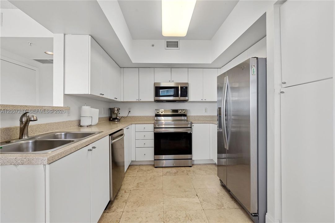 En Venta: $839,000 (3 camas, 3 baños, 1860 Pies cuadrados)