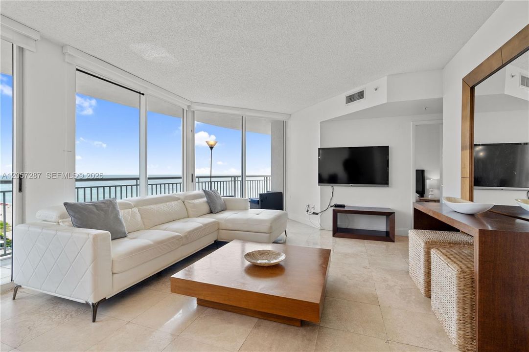 En Venta: $839,000 (3 camas, 3 baños, 1860 Pies cuadrados)