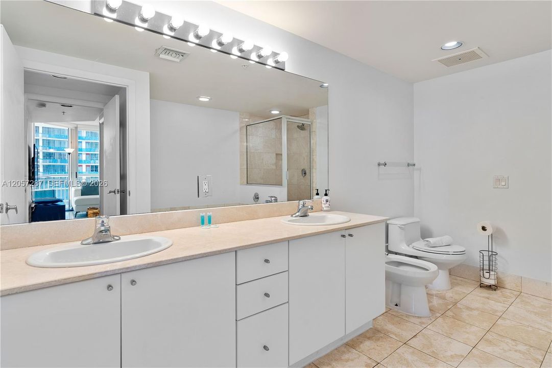 En Venta: $839,000 (3 camas, 3 baños, 1860 Pies cuadrados)