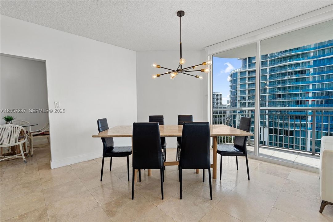 En Venta: $839,000 (3 camas, 3 baños, 1860 Pies cuadrados)
