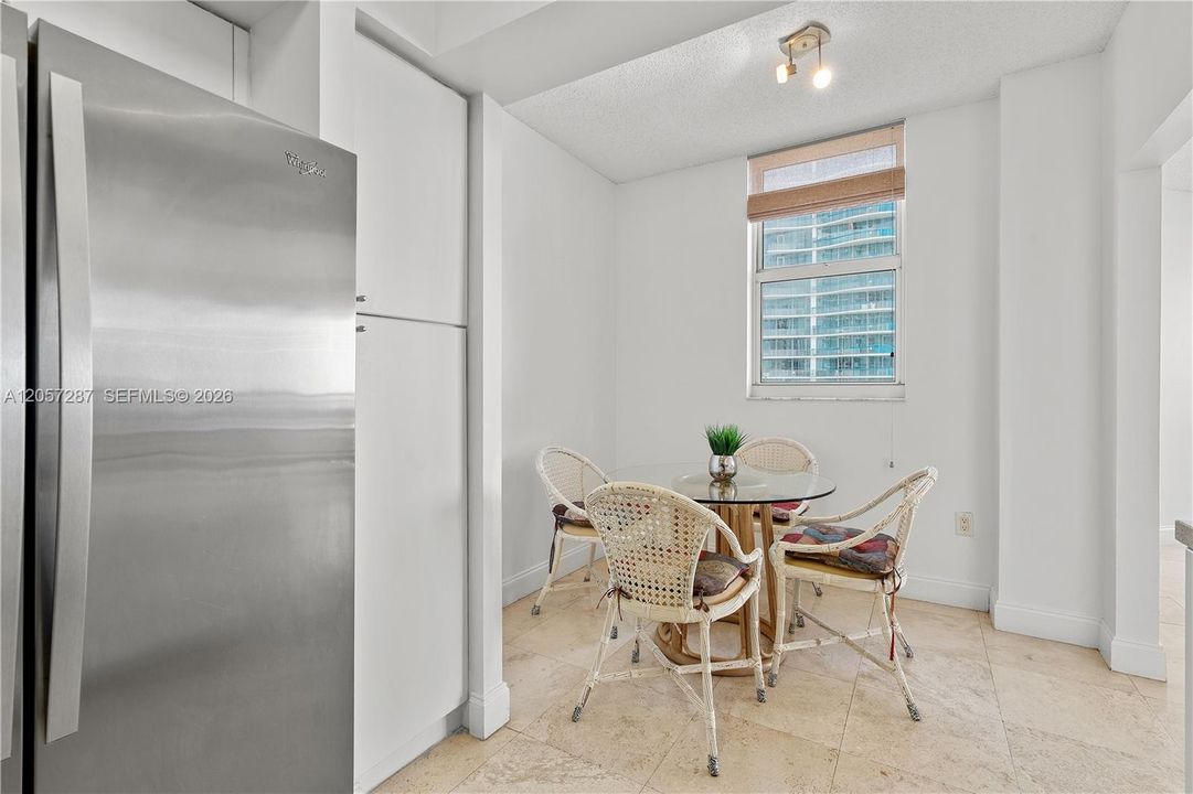 En Venta: $839,000 (3 camas, 3 baños, 1860 Pies cuadrados)