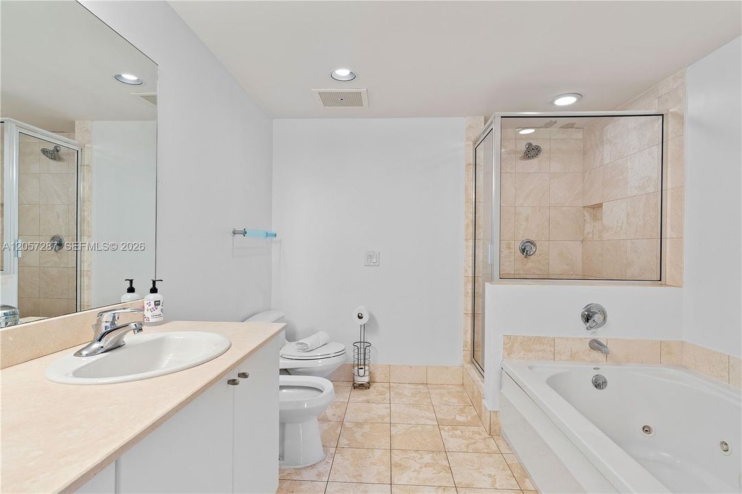 En Venta: $839,000 (3 camas, 3 baños, 1860 Pies cuadrados)