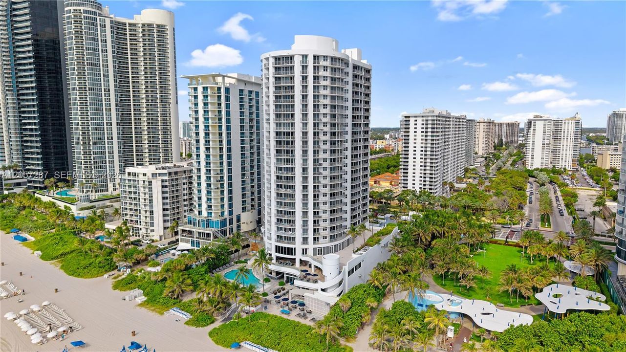 En Venta: $839,000 (3 camas, 3 baños, 1860 Pies cuadrados)