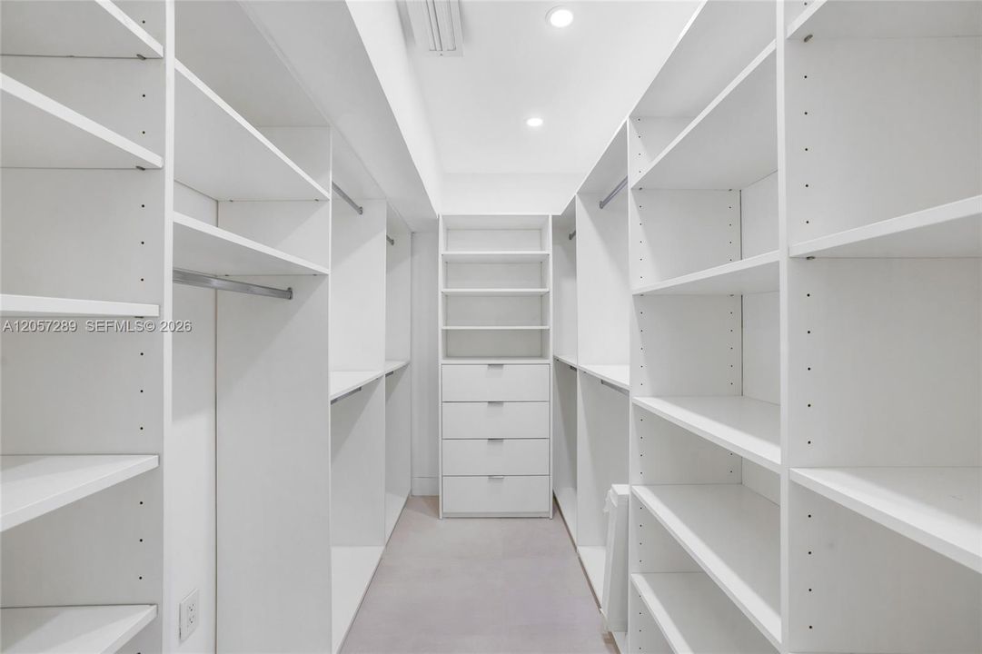 В аренду: $13,500 (5 спален, 4 ванн, 3739 Квадратных фут)
