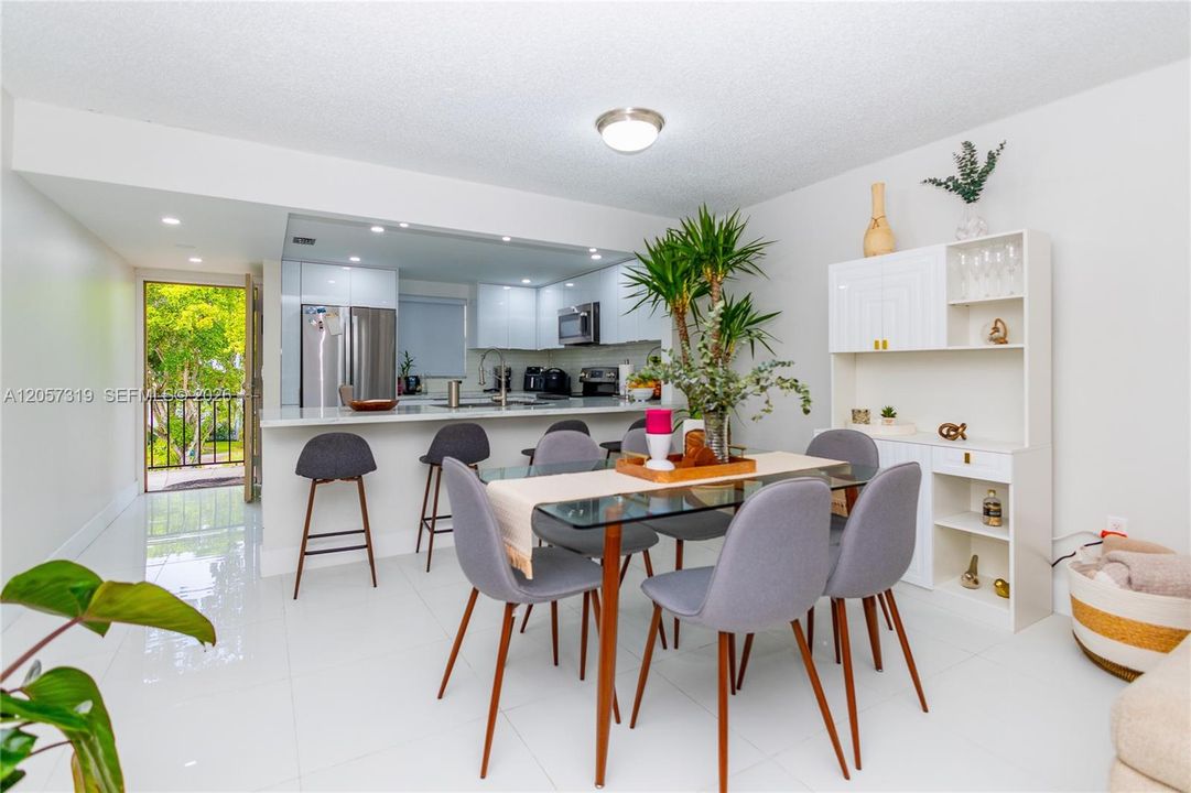 En Venta: $299,999 (3 camas, 2 baños, 1300 Pies cuadrados)