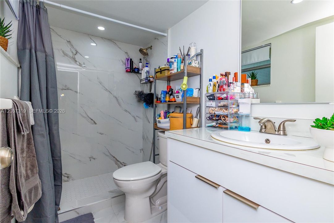En Venta: $299,999 (3 camas, 2 baños, 1300 Pies cuadrados)