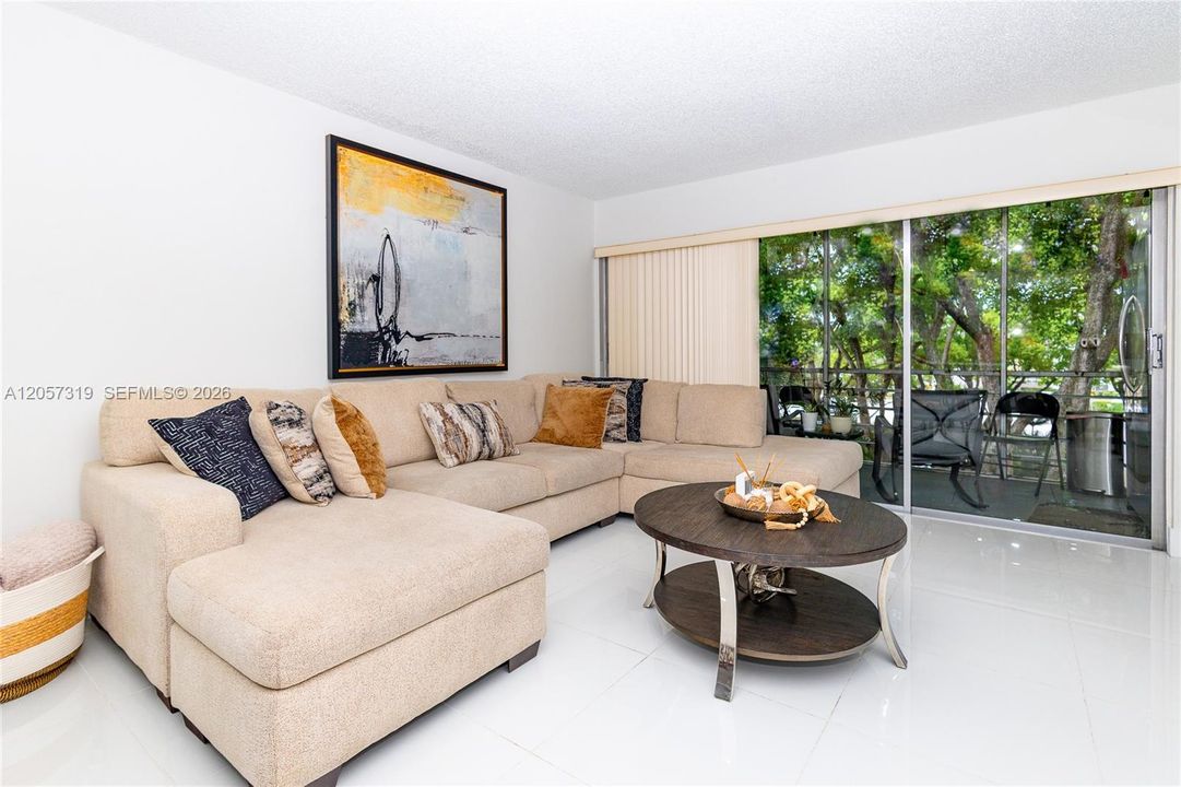 En Venta: $299,999 (3 camas, 2 baños, 1300 Pies cuadrados)