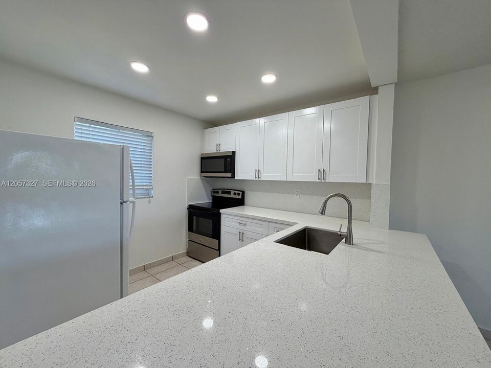 For Rent: $1,950 (1 beds, 1 baths, 712 Square Feet)