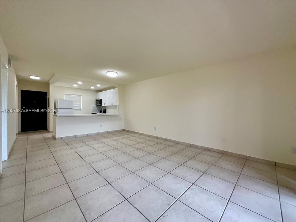For Rent: $1,950 (1 beds, 1 baths, 712 Square Feet)
