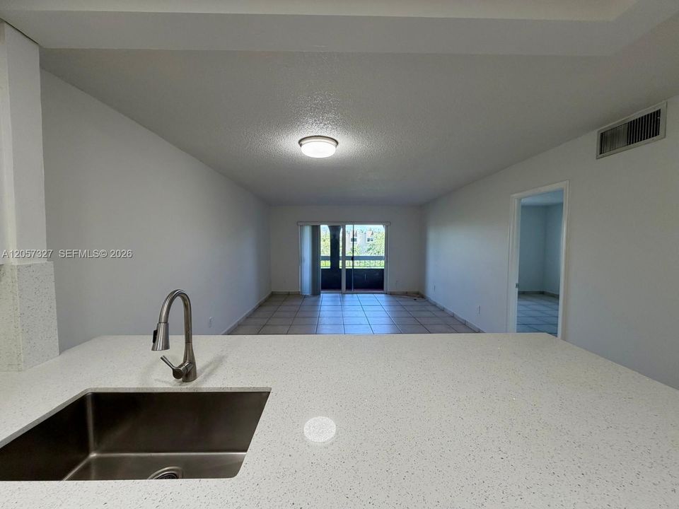 For Rent: $1,950 (1 beds, 1 baths, 712 Square Feet)