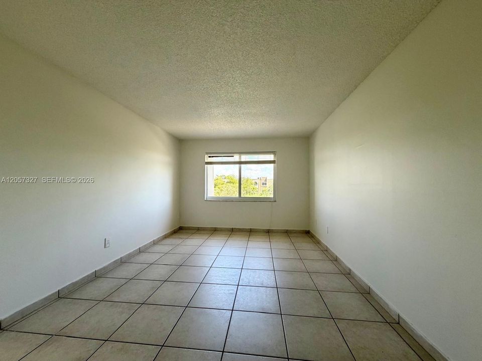 For Rent: $1,950 (1 beds, 1 baths, 712 Square Feet)