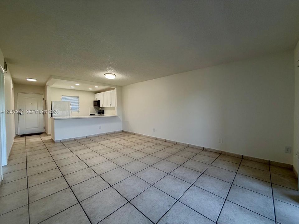 For Rent: $1,950 (1 beds, 1 baths, 712 Square Feet)