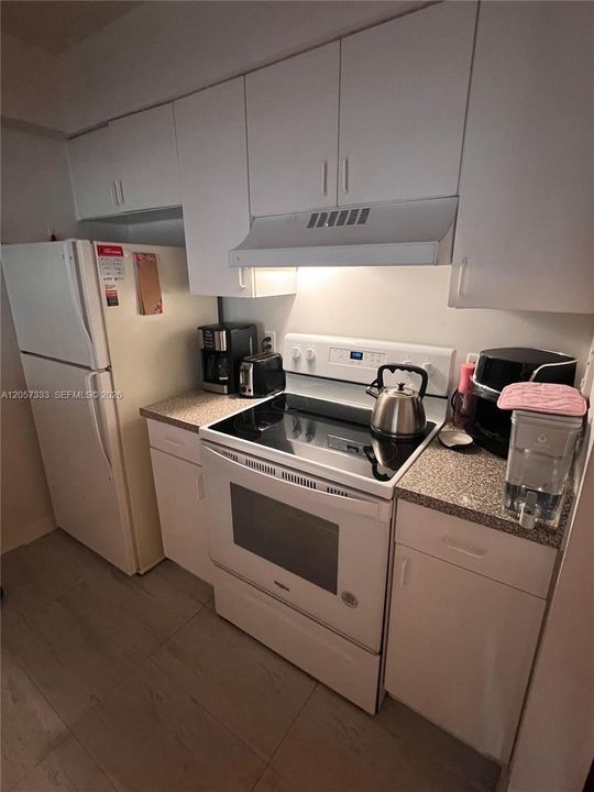 For Rent: $2,000 (2 beds, 1 baths, 838 Square Feet)