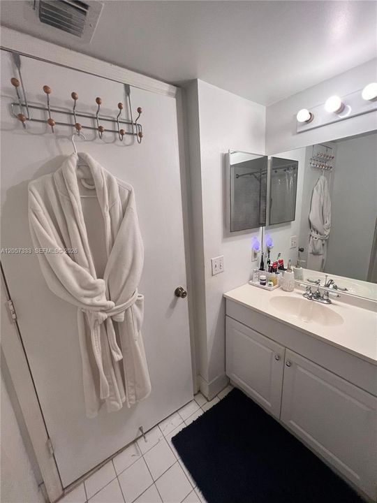 For Rent: $2,000 (2 beds, 1 baths, 838 Square Feet)